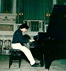 Al pianoforte a 16 anni.jpg